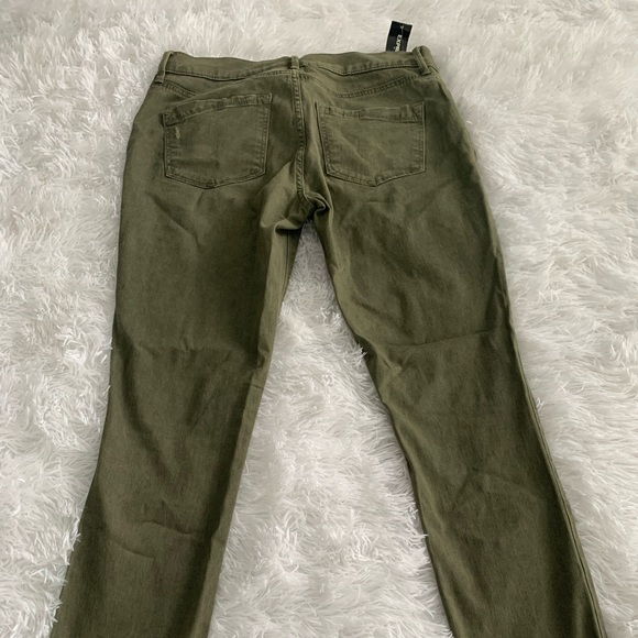 Brand New Size 8 Distressed Jeans - Picture 6 of 6